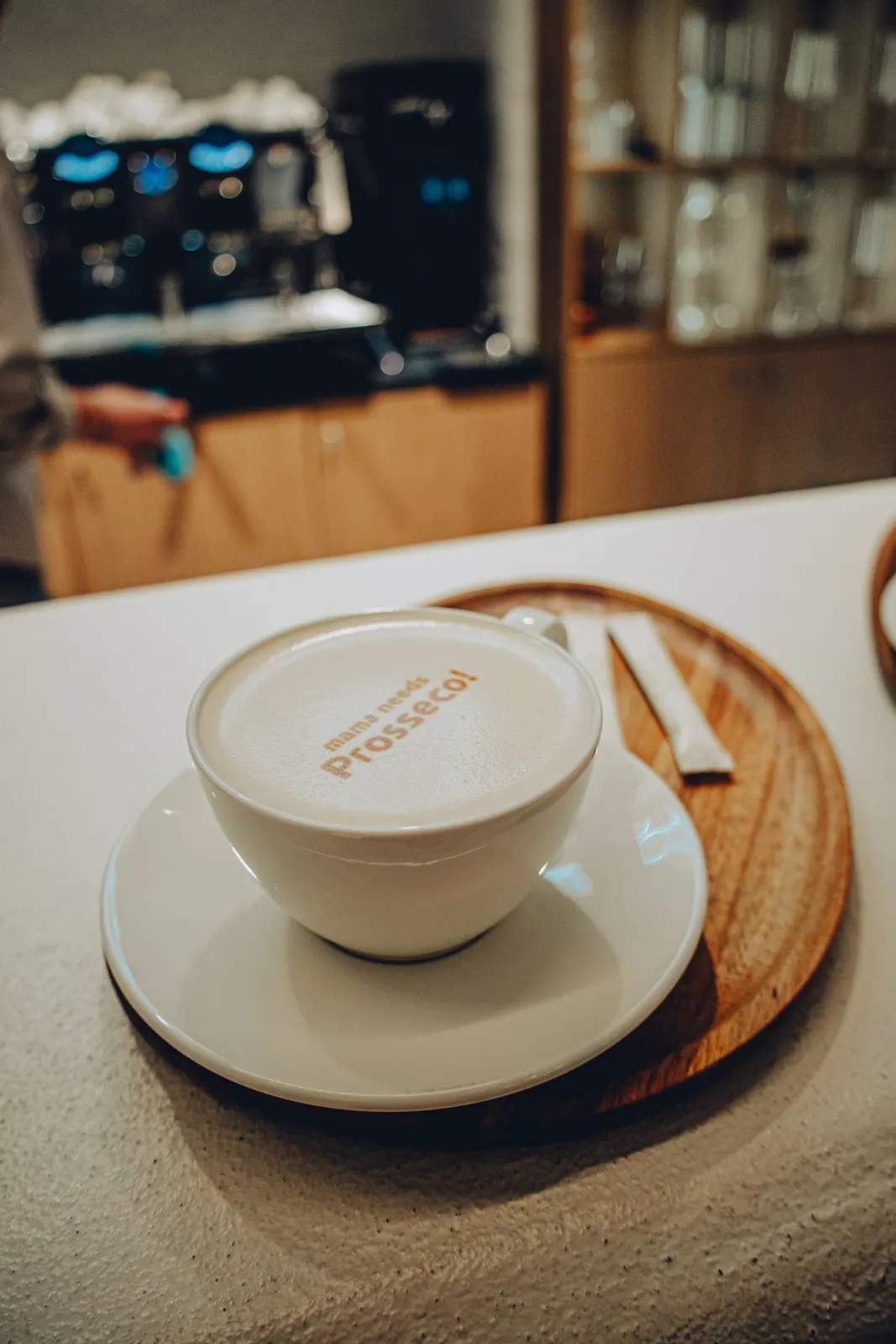 Barista turnând latte art într-o ceașcă de ceramică la SŌRA Cafe